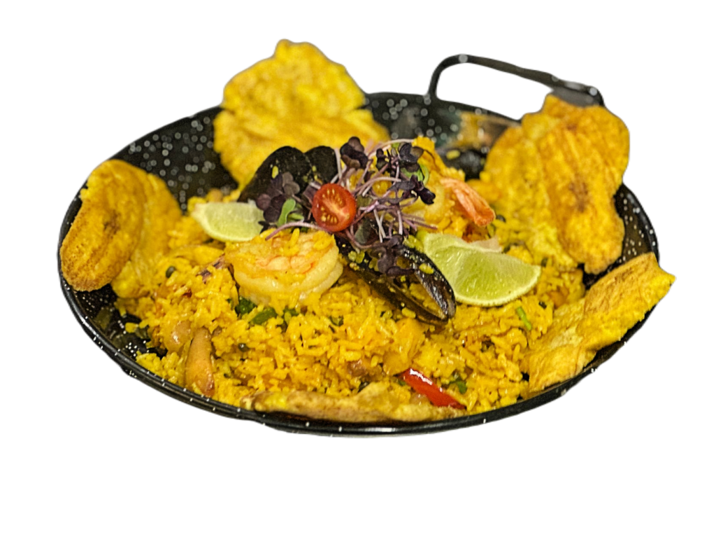 Paella de marisco al estilo criollo. Travesia Restaurante en Quebradillas Puerto Rico.